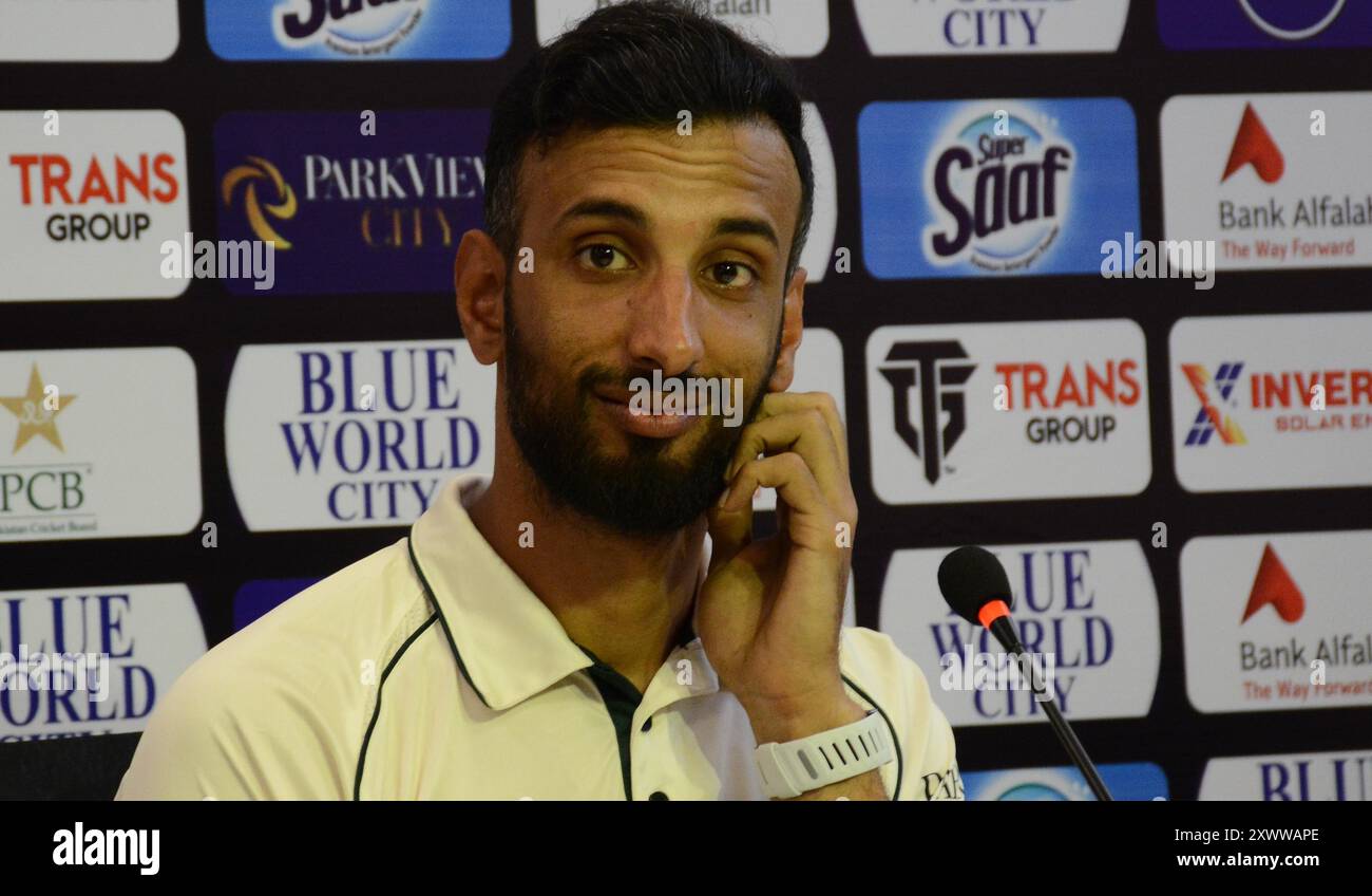 Rawalpindi, Pakistan, Punjab, Pakistan. August 2024. Pakistans Kapitän Shan Masood gibt während einer Pressekonferenz im Rawalpindi Cricket Stadium in Rawalpindi am 20. August 2024, am Vorabend des ersten Test-Cricket-Spiels zwischen Pakistan und Bangladesch, Gesten. (Kreditbild: © Raja Imran Bahadar/Pacific Press via ZUMA Press Wire) NUR REDAKTIONELLE VERWENDUNG! Nicht für kommerzielle ZWECKE! Stockfoto