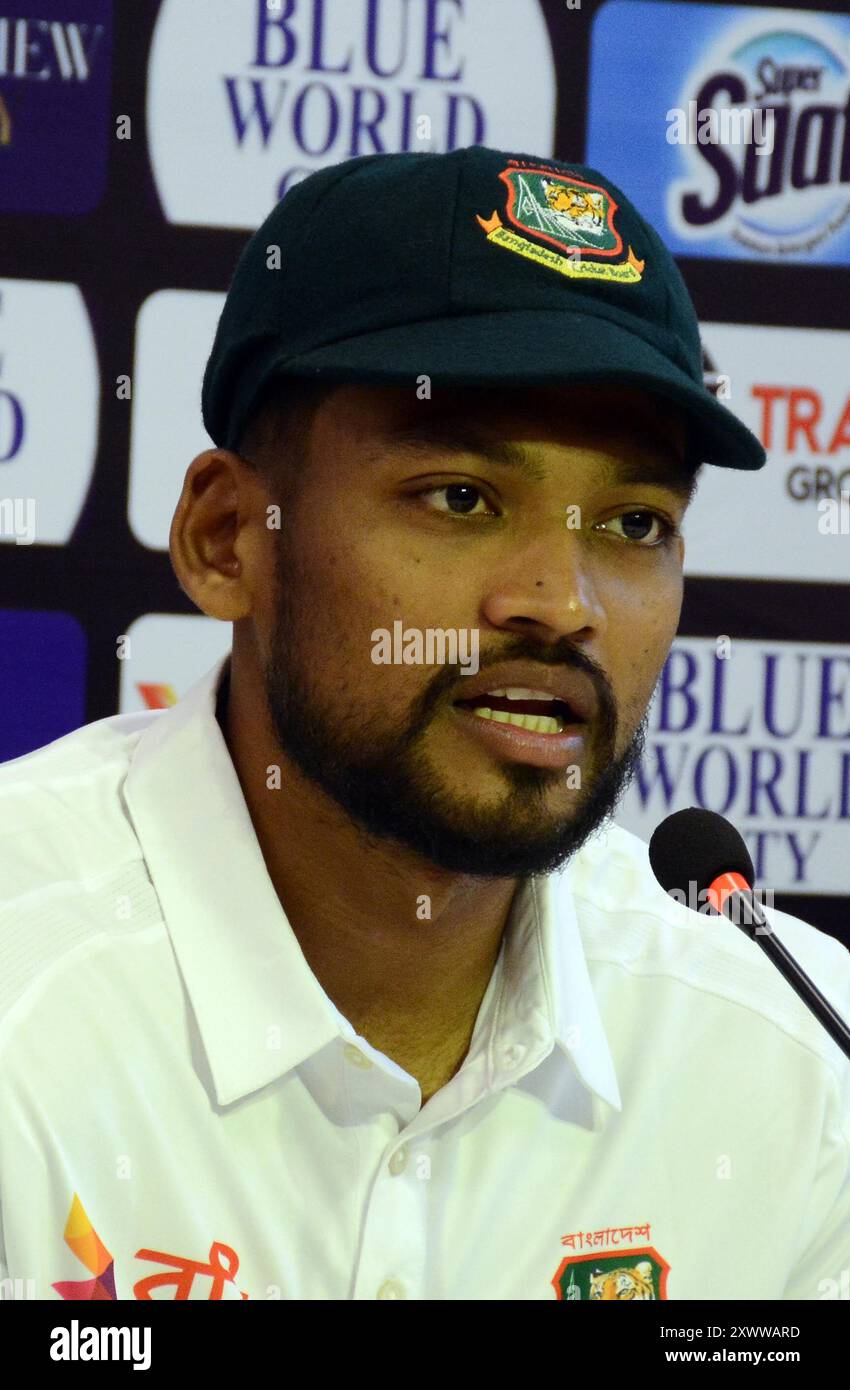 Rawalpindi, Pakistan, Punjab, Pakistan. August 2024. Bangladeschs Kapitän Najmul Hossain Shanto blickt auf eine Pressekonferenz im Rawalpindi Cricket Stadium in Rawalpindi am 20. August 2024, kurz vor dem ersten Test Cricket Spiel zwischen Pakistan und Bangladesch. Pakistans Kapitän Shan Masood gibt während einer Pressekonferenz im Rawalpindi Cricket Stadium in Rawalpindi am 20. August 2024, am Vorabend des ersten Test-Cricket-Spiels zwischen Pakistan und Bangladesch, Gesten. (Kreditbild: © Raja Imran Bahadar/Pacific Press via ZUMA Press Wire) NUR REDAKTIONELLE VERWENDUNG! Nicht für kommerzielle Zwecke Stockfoto