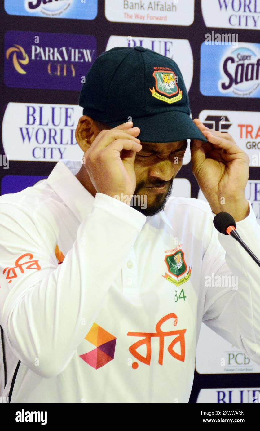 Rawalpindi, Pakistan, Punjab, Pakistan. August 2024. Bangladeschs Kapitän Najmul Hossain Shanto blickt auf eine Pressekonferenz im Rawalpindi Cricket Stadium in Rawalpindi am 20. August 2024, kurz vor dem ersten Test Cricket Spiel zwischen Pakistan und Bangladesch. Pakistans Kapitän Shan Masood gibt während einer Pressekonferenz im Rawalpindi Cricket Stadium in Rawalpindi am 20. August 2024, am Vorabend des ersten Test-Cricket-Spiels zwischen Pakistan und Bangladesch, Gesten. (Kreditbild: © Raja Imran Bahadar/Pacific Press via ZUMA Press Wire) NUR REDAKTIONELLE VERWENDUNG! Nicht für kommerzielle Zwecke Stockfoto