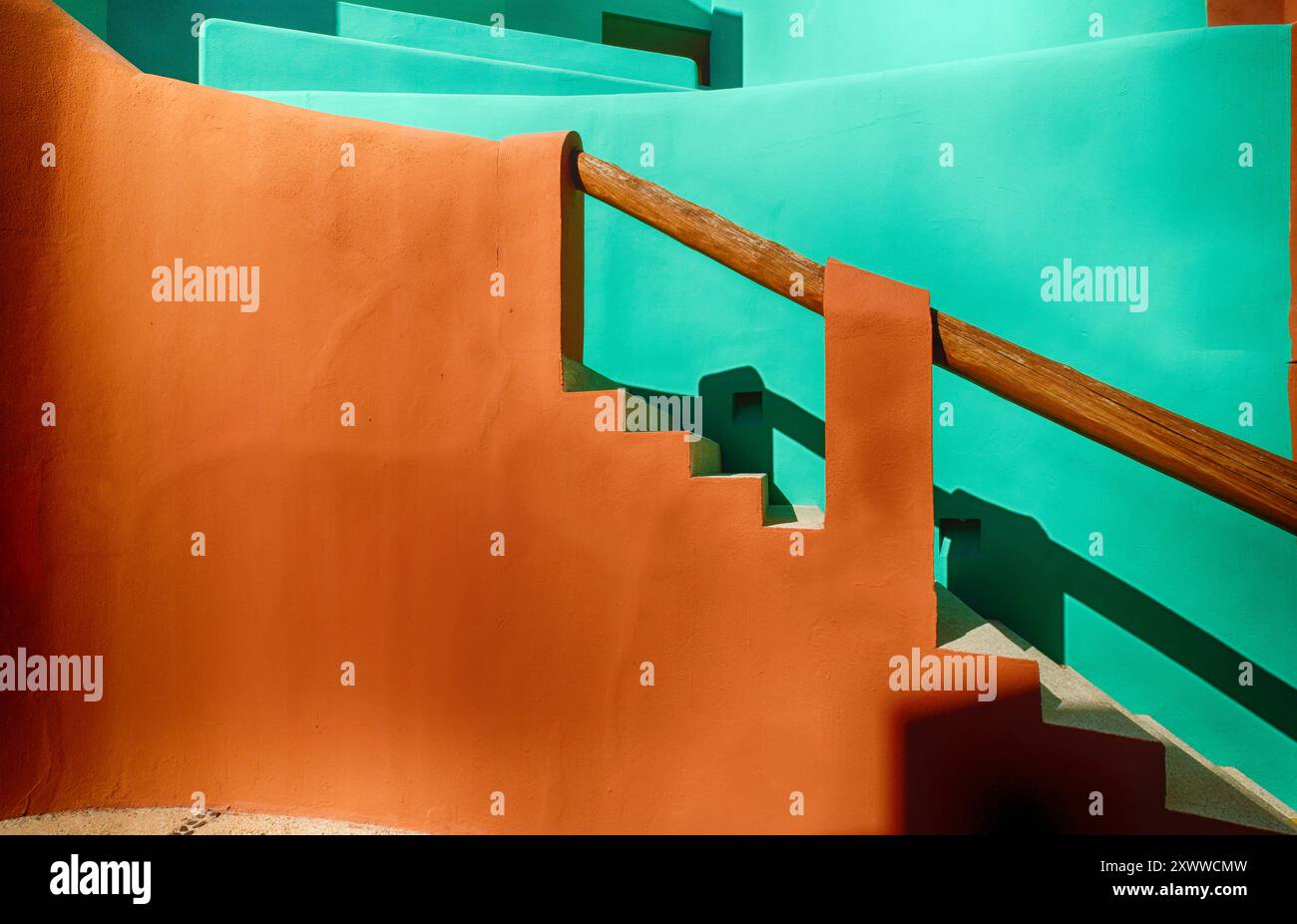 Close UUP Ansicht einer bunten Außentreppe im Adobe-Stil und WallsCabo San Lucas, Baja California Sur, Mexiko Stockfoto