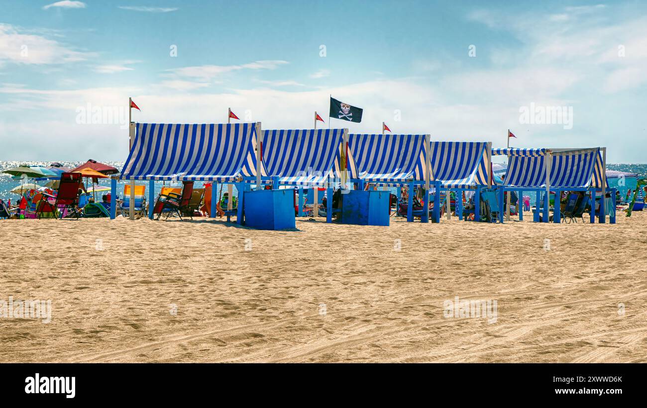 Reihe von Beach Cabana Zelte am Broadway Beach Acoss The Congress Hall Hotel, Cape May, New Jersey, USA Stockfoto