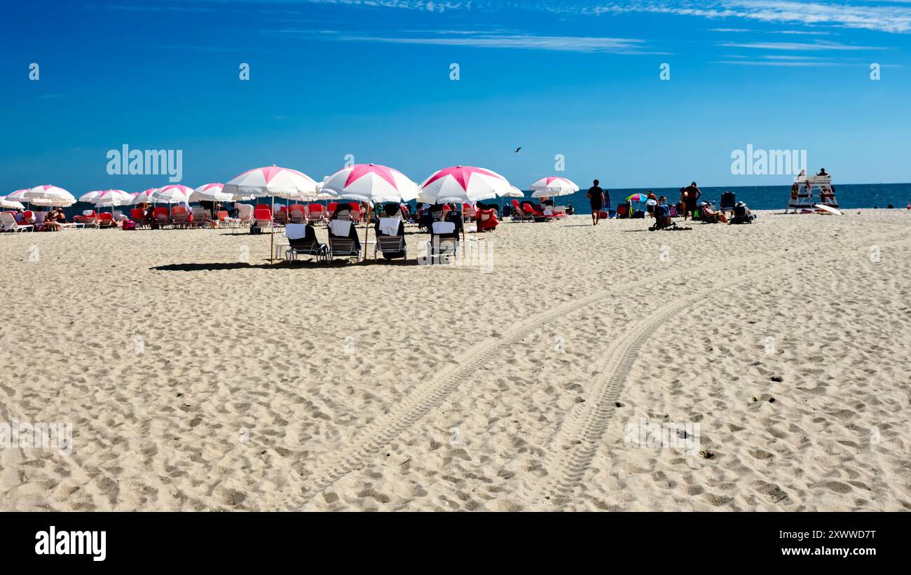 Sandstrand mit Sonnenschirmen, Cape May, New Jersey Stockfoto