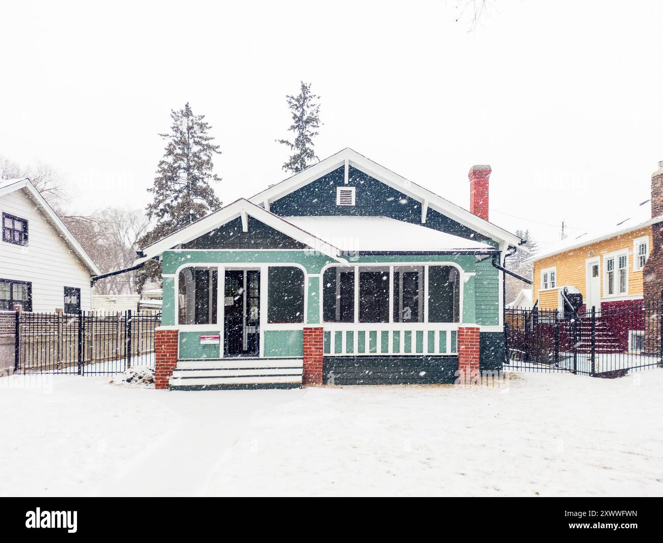 Ein Wohnhaus im Winter im Westmount Architectural Heritage Area in Edmonton, Alberta, Kanada Stockfoto