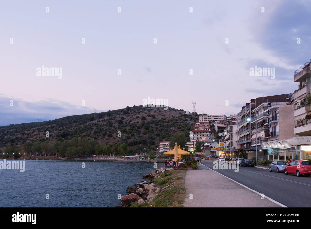 11. August 2023 - Amfilochia, Griechenland - die Uferpromenade der hübschen Stadt Amfilochia, Griechenland, in der Abenddämmerung Stockfoto