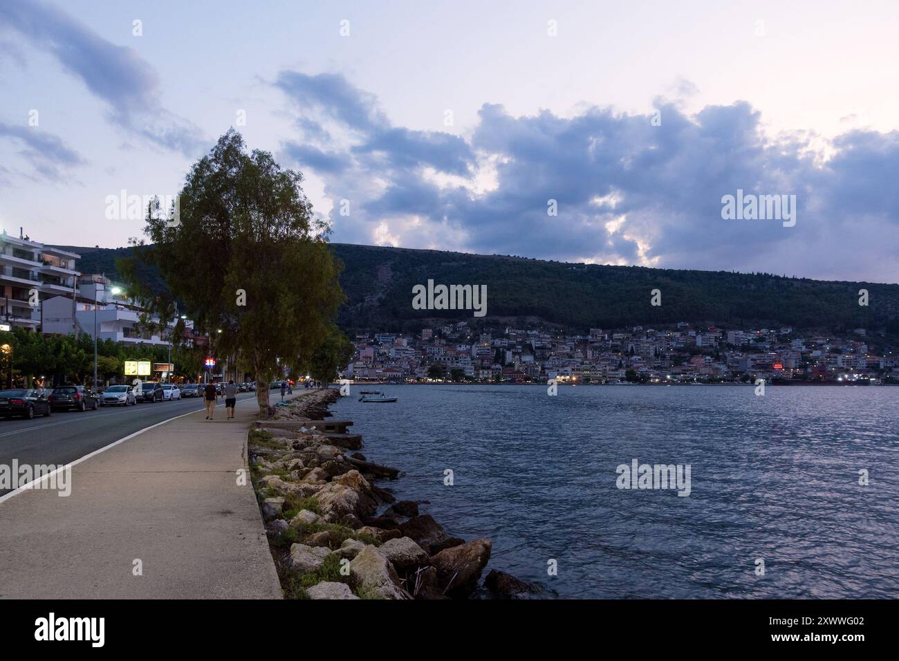 11. August 2023 - Amfilochia, Griechenland - die Uferpromenade der hübschen Stadt Amfilochia, Griechenland, in der Abenddämmerung Stockfoto