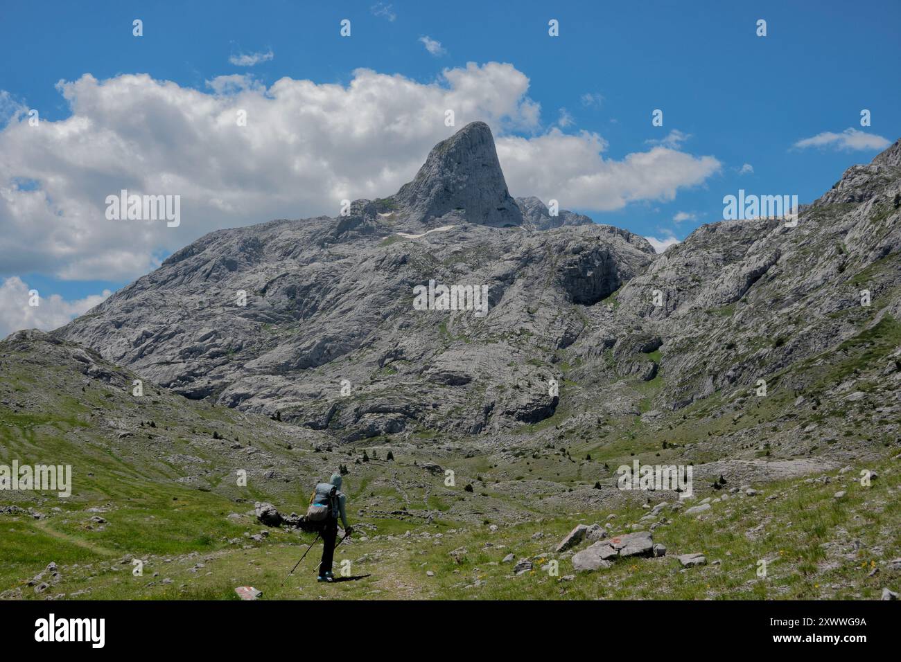 Trekking unter Maja E Harapit, das albanische Matterhorn, Peaks of the Balkans Trail, verfluchte Berge, Albanien Stockfoto