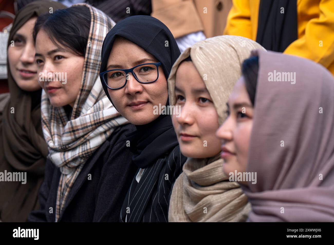 Medizinstudierende während eines Empfangs im Queen Elizabeth House, Edinburgh, für die Gruppe von 19 Frauen aus Afghanistan, die unter den Taliban von der Ausbildung ausgeschlossen sind, die nach Schottland gekommen sind, wo sie ihren medizinischen Abschluss abschließen werden. Die Reise und das Studium für die Frauen wurden von der Linda Norgrove Foundation in Zusammenarbeit mit dem Scotland Office und der schottischen Regierung organisiert. Bilddatum: Dienstag, 20. August 2024. Stockfoto