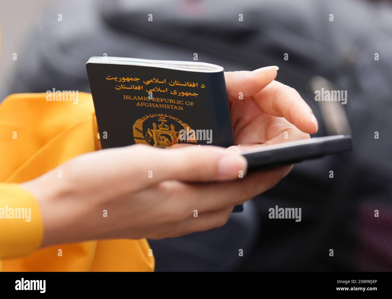 Als Gruppe von 19 Frauen aus Afghanistan, die jetzt unter den Taliban von der Ausbildung ausgeschlossen sind, wird ein Pass der Islamischen Republik Afghanistan geführt, nachdem sie am Flughafen Edinburgh angekommen sind, um ihr medizinisches Studium in Schottland zu absolvieren. Die Reise und das Studium für die Frauen wurden von der Linda Norgrove Foundation in Zusammenarbeit mit dem Scotland Office und der schottischen Regierung organisiert. Bilddatum: Montag, 19. August 2024. Stockfoto