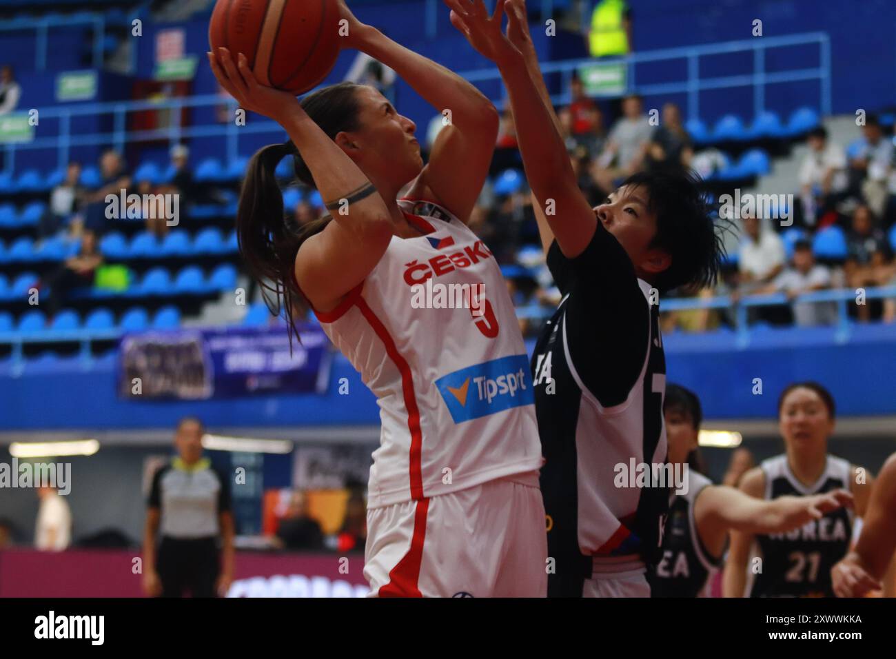 Mexiko-Stadt, Ciudad de Mexico, Mexiko. August 2024. Natalie Stoupslova #5 der Tschechischen Republik fährt während des Spiels gegen das Team Korea im Rahmen des FIBA Frauen-Basketball-Weltmeisterschaft Mexiko 2024 in den Korb. Im Juan de la Barrera Olympic Gymnasium. Tschechien besiegt Korea 76:63. Am 20. August 2024 in Mexiko-Stadt. (Kreditbild: © Carlos Santiago/eyepix via ZUMA Press Wire) NUR REDAKTIONELLE VERWENDUNG! Nicht für kommerzielle ZWECKE! Stockfoto