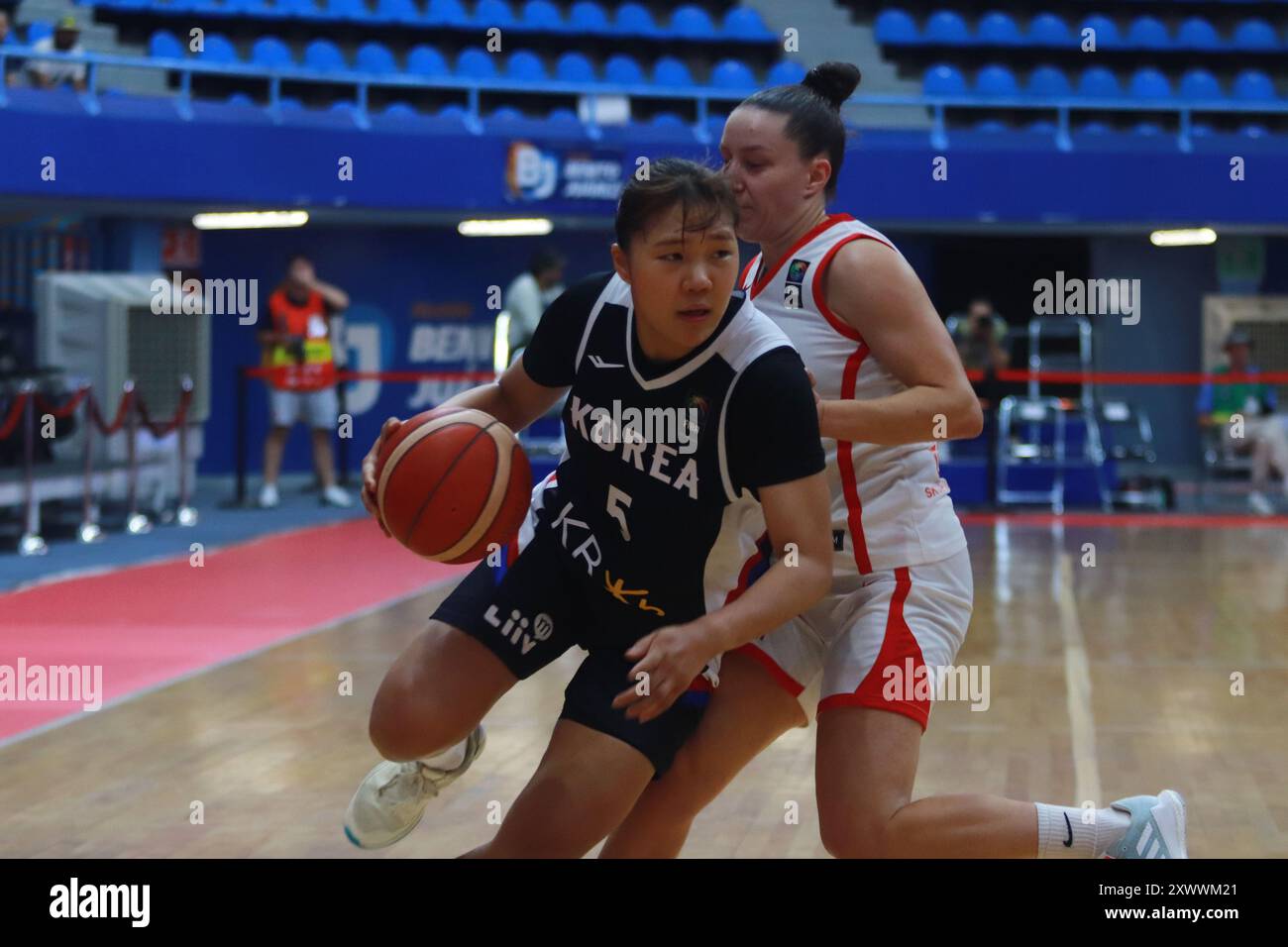 Mexiko-Stadt, Mexiko. August 2024. Jihyun Park Nummer 5 des Teams Korea fährt während des Spiels gegen das Team Tschechien im Rahmen des Mexiko 2024 FIBA Frauen-Basketball-Weltmeisterschaft vor-Qualifying-Turniers in den Korb. Im Juan de la Barrera Olympic Gymnasium. Tschechien besiegt Korea 76:63. Am 20. August 2024 in Mexiko-Stadt. (Foto: Carlos Santiago/Eyepix Group/SIPA USA) Credit: SIPA USA/Alamy Live News Stockfoto