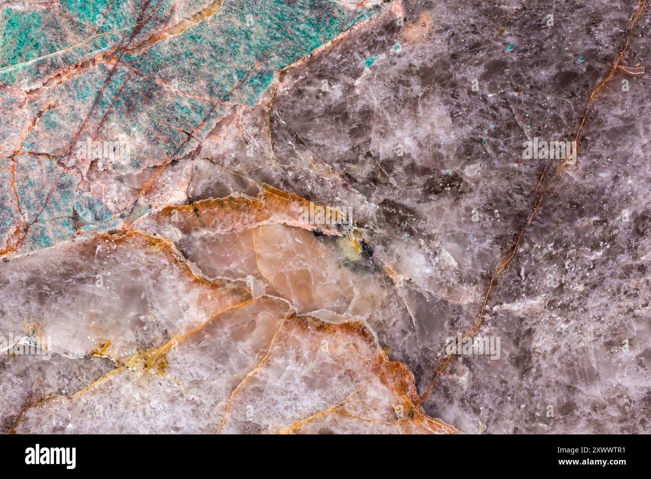 Hochauflösendes Bild mit natürlicher Quarzitstruktur mit detaillierten Mustern und Erdtönen. Stockfoto