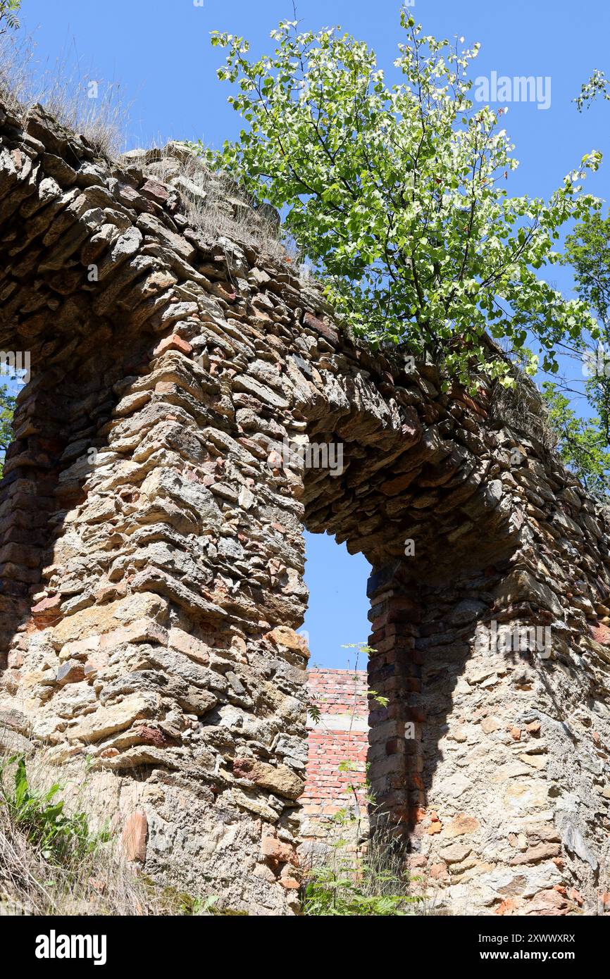 Steinmauer einer mittelalterlichen Burg beim Wiederaufbau. Stockfoto
