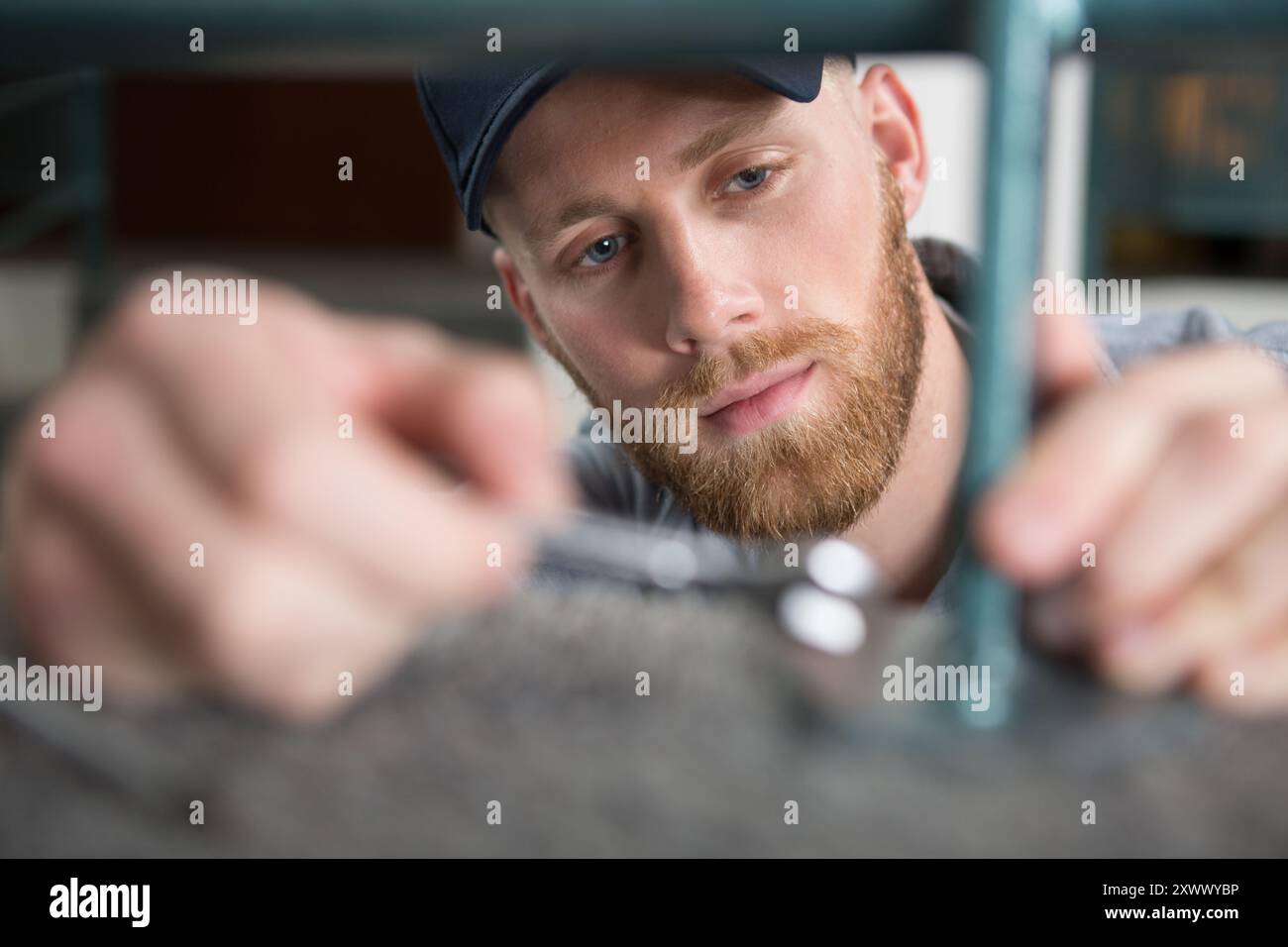 Der Techniker verwendet den Aluminiumstuhl mit innensechskantschrauben Stockfoto