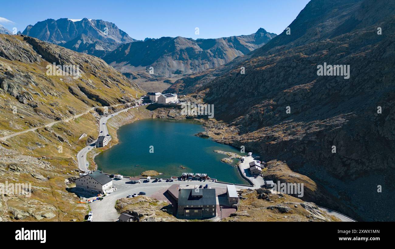 Schweiz, Kanton Wallis: Landschaft entlang der Straße zum Großen Bernhardiner Pass. Das große St. Bernard Hospiz und der See Stockfoto