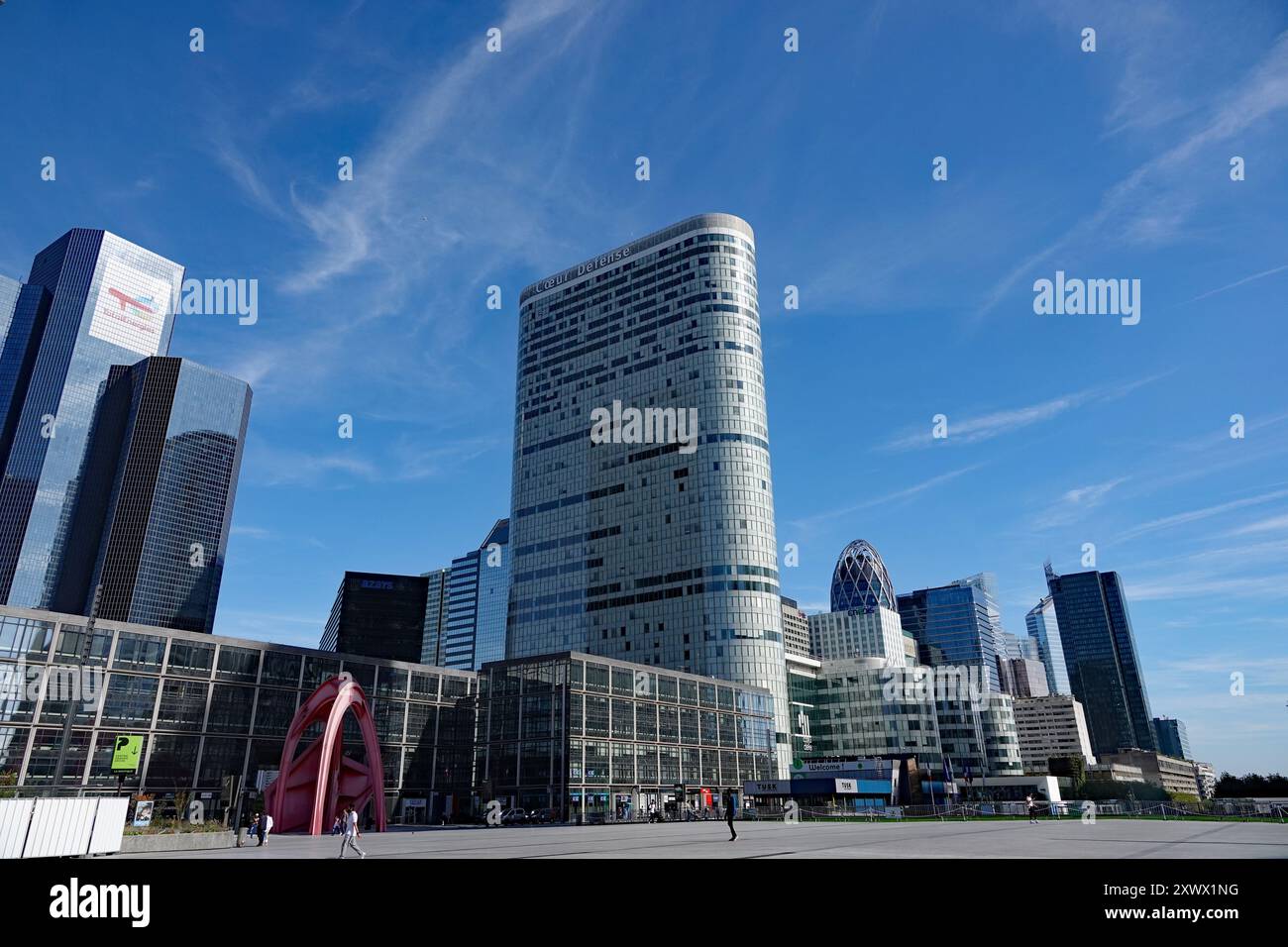 Bürogebäude im Pariser Geschäftsviertel La Defense, TotalEnergies Tower und Coeur Defense Building (nur für Presse- und redaktionelle Zwecke) Stockfoto