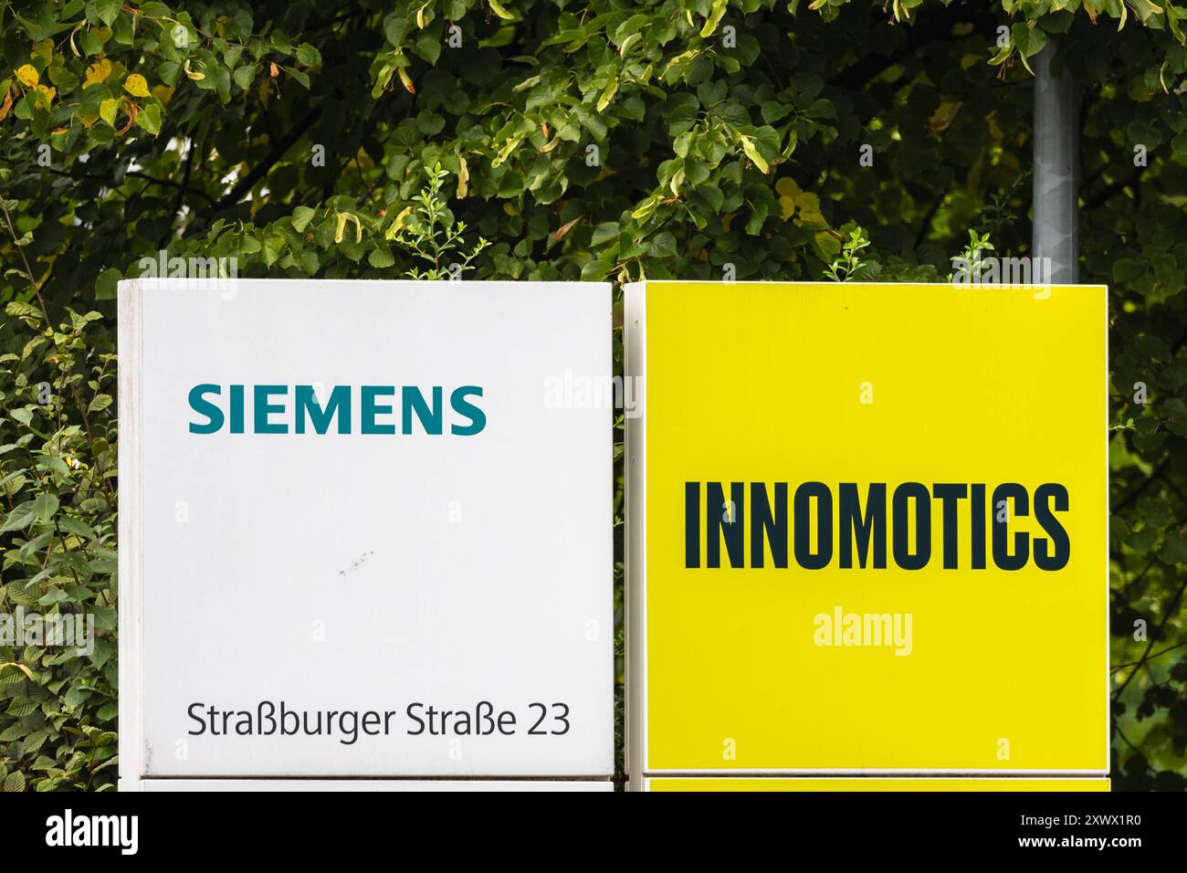 Unternehmen in Nürnberg zwei Schilder vor einem Unternehmensstandort zeigen die Logos der Siemens AG und der ausgegliederten und mittlerweile verkauften Sparte für Antriebstechnik, der Innomotics GmbH. Nürnberg Bayern Deutschland *** Unternehmen in Nürnberg zwei Schilder vor einem Firmenstandort zeigen die Logos der Siemens AG und der abgesprungenen und nun veräußerten Antriebstechnik-Sparte Innomotics GmbH Nürnberg Bayern Deutschland 20240820-6V2A6946 Stockfoto