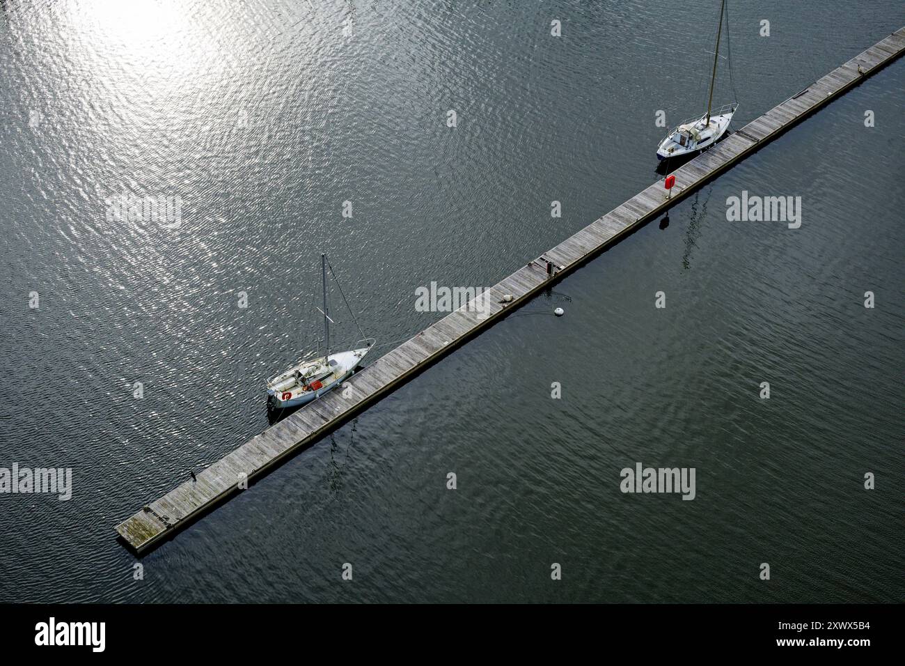 La Roche Bernard (Bretagne, Nordwestfrankreich): Von der Hängebrücke aus gesehen an einem Ponton im Jachthafen Stockfoto