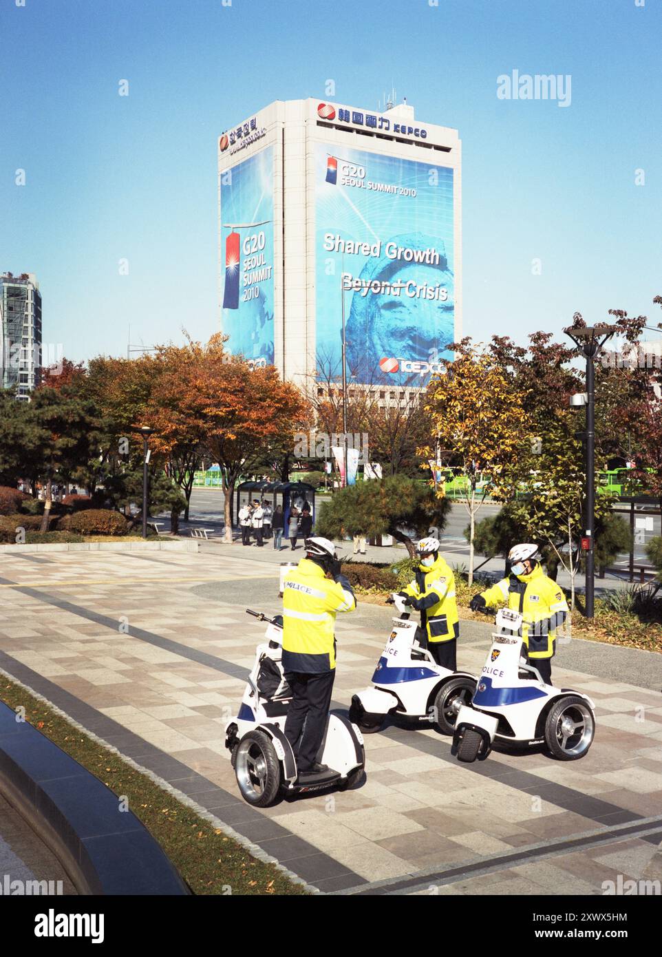 Sicherheitspersonal auf Segways patrouillieren 2010 auf dem Gelände des G20-Gipfels in Seoul. Die Szene zeigt den Schwerpunkt der Veranstaltung auf fortschrittlichen Sicherheitsmaßnahmen und der lebhaften Herbststadt. Stockfoto