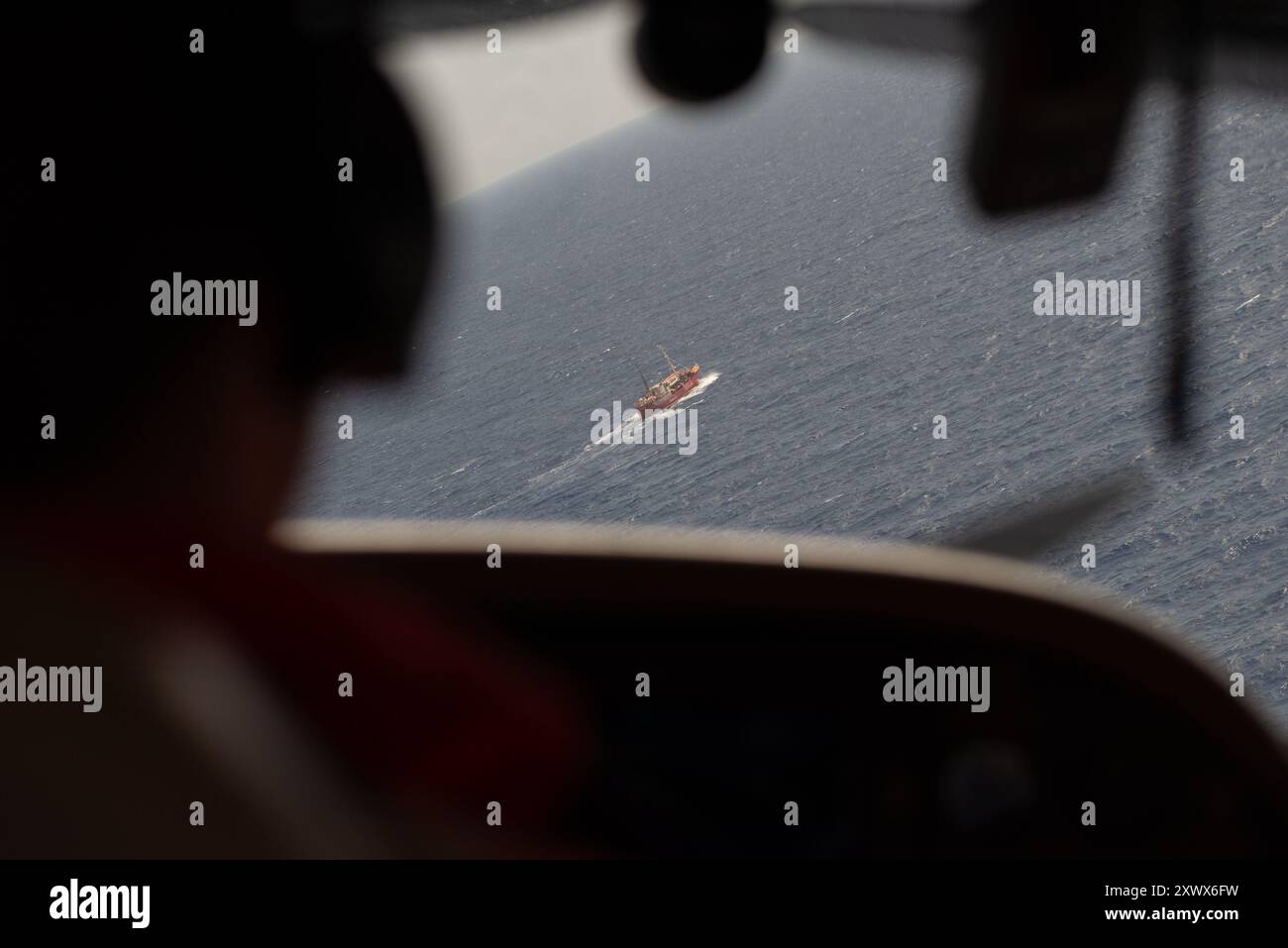 Blick aus dem von Sea Watch betriebenen Moonbird-Flugzeug, das das Mittelmeer für Such- und Rettungseinsätze vermisst. Das Bild unterstreicht die Weite des Ozeans und die entscheidende Rolle der Luftüberwachung bei Rettungseinsätzen. Stockfoto