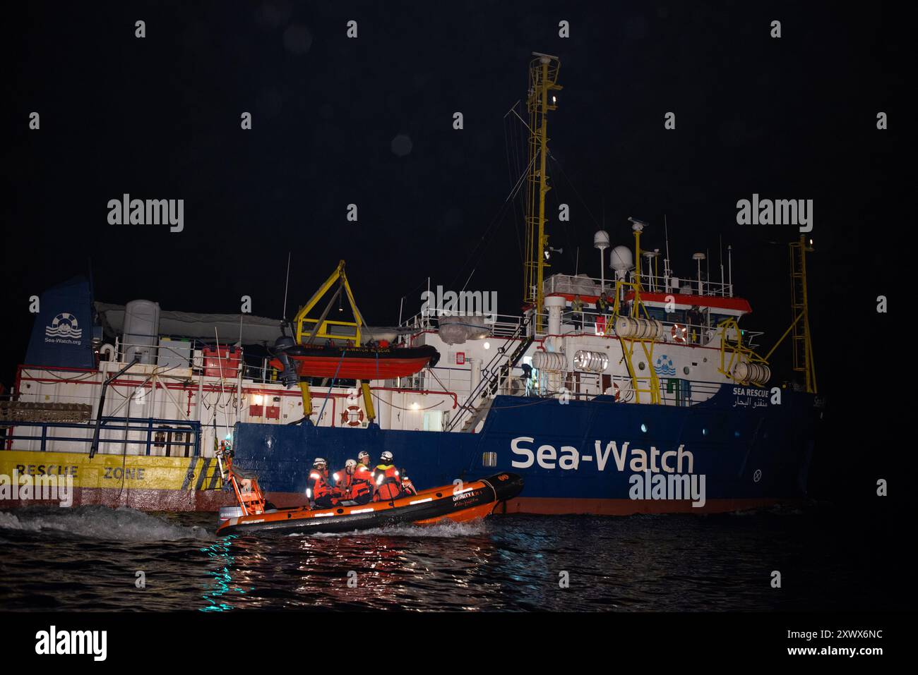 Das Schiff Sea-Watch 3, das von Sea-Watch e.V. betrieben wird, wird bei nächtlichen Rettungseinsätzen im Hafen von Malta gefangen genommen. Die Organisation leistet kritische humanitäre Hilfe und setzt sich für sichere Fluchtwege in anhaltenden Krisen ein. Stockfoto