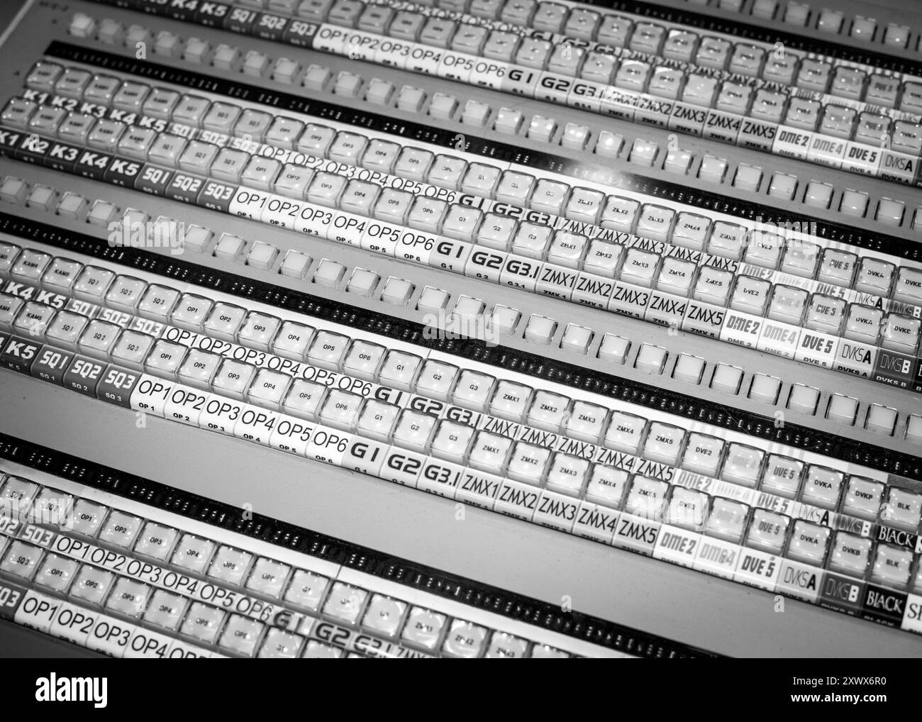 Eine detaillierte Ansicht einer Senderzentrale im NDR-Studio in Hamburg mit komplexen Audio- und visuellen Bedienelementen, die für die professionelle Fernsehproduktion unerlässlich sind. Dieses Bild wurde am 10. Mai 2013 aufgenommen und zeigt die technische Komplexität moderner Sendegeräte. Stockfoto