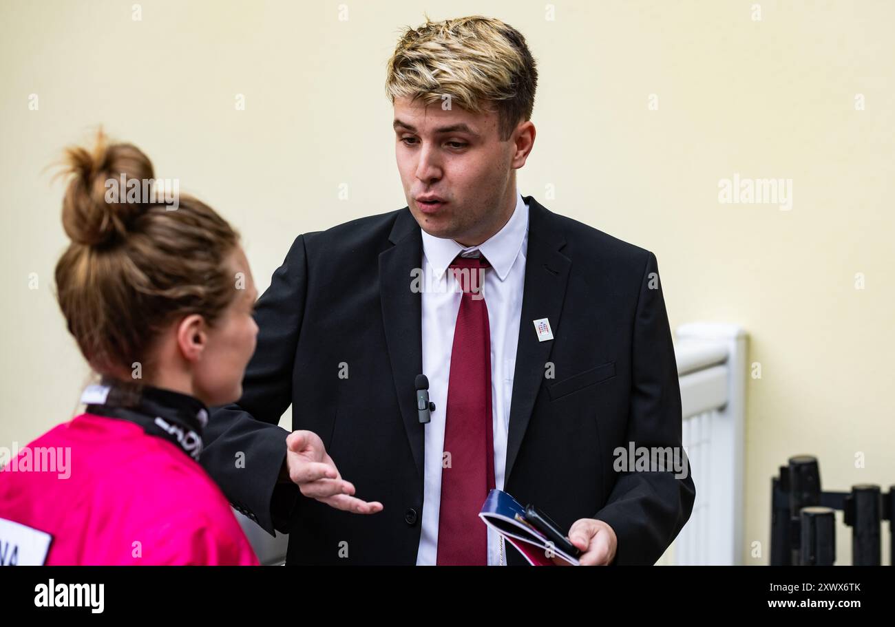 Rennmoderator Luca Viscogliosi interviewt Jockey Joanna Mason auf der Ascot Racecourse am Shergar Cup Day, 10.08.2024. Credit JTW equine Images / Alamy. Stockfoto