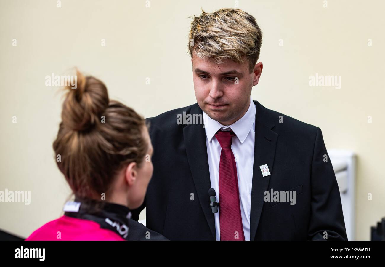 Rennmoderator Luca Viscogliosi interviewt Jockey Joanna Mason auf der Ascot Racecourse am Shergar Cup Day, 10.08.2024. Credit JTW equine Images / Alamy. Stockfoto