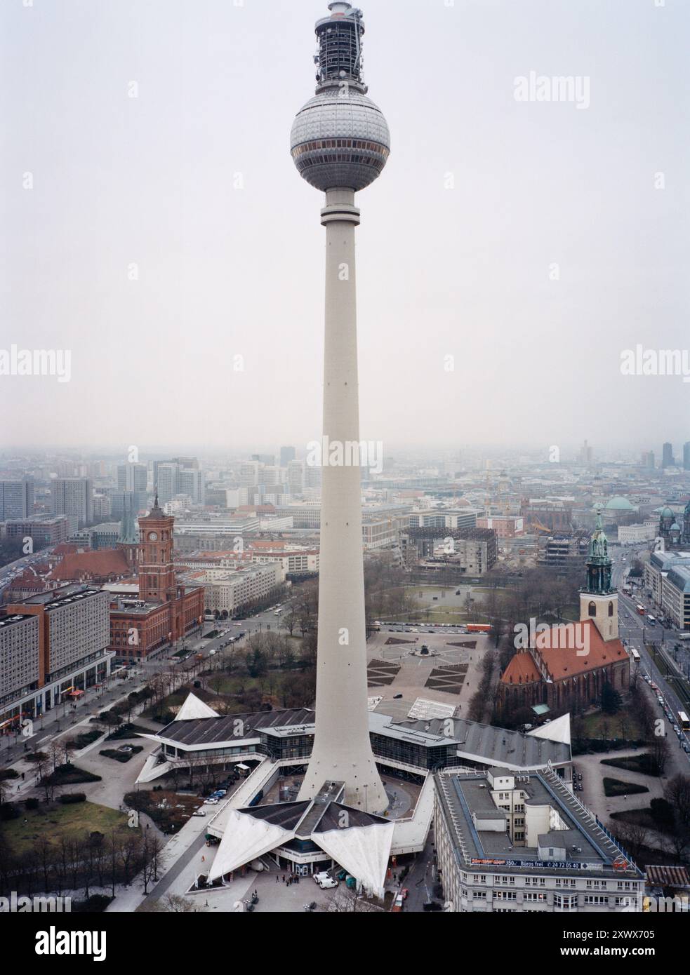 Ein Blick in die Höhe des berühmten Berliner Fernsehturms, der die Architektur und das Stadtbild Berlins im Jahr 2005 zeigt. Das Foto zeigt die städtische Entwicklung und die historischen Elemente der Stadt. Stockfoto