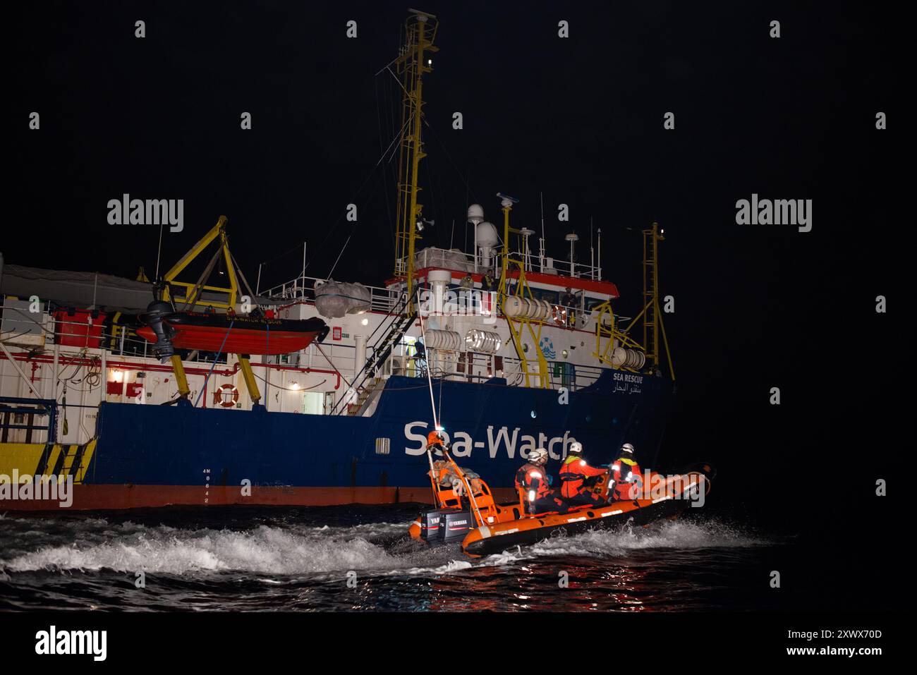 Die Sea-Watch 3, ein humanitäres Rettungsschiff, ankert nachts im Hafen von Malta. Das von Sea-Watch e.V. betriebene Schiff hebt die Bemühungen bei zivilen Such- und Rettungseinsätzen in der humanitären Krise im zentralen Mittelmeer hervor. Stockfoto