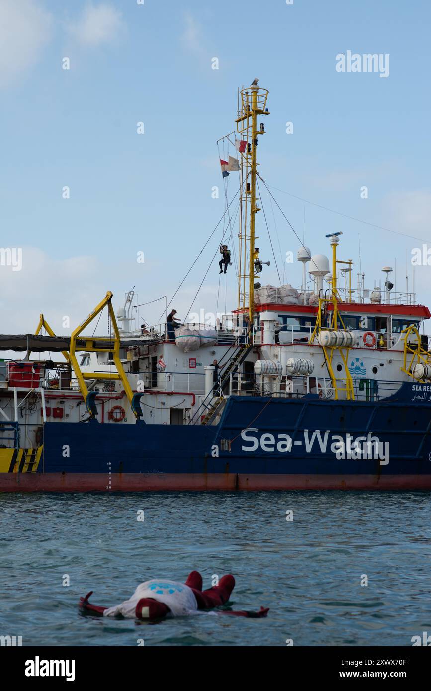 Die Sea-Watch 3, ein ziviles Such- und Rettungsschiff der Sea-Watch e.V., liegt im Hafen von Malta an. Dieses Bild steht für humanitäre Anstrengungen, die in Krisensituationen im Mittelmeerraum kritische Rettungseinsätze leisten. Stockfoto