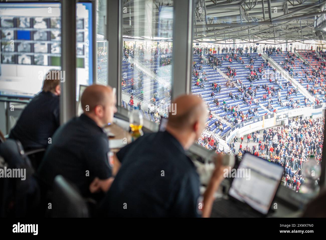 Polizeibeamte sorgen während eines Fußballspiels im Niedersachsenstadion in Hannover für eine effektive Kontrolle der Menschenmenge aus dem Überwachungsraum. Das Bild zeigt die 2011 verwendeten Sicherheitsmaßnahmen und Überwachungssysteme. Stockfoto