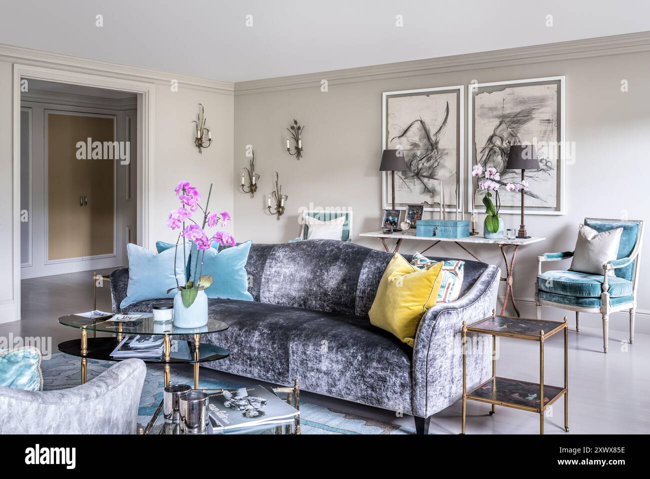 Orchid- und Pelzsofa mit Überwurf im Wohnzimmer des stilvollen, modernen Londoner Apartments, Großbritannien Stockfoto