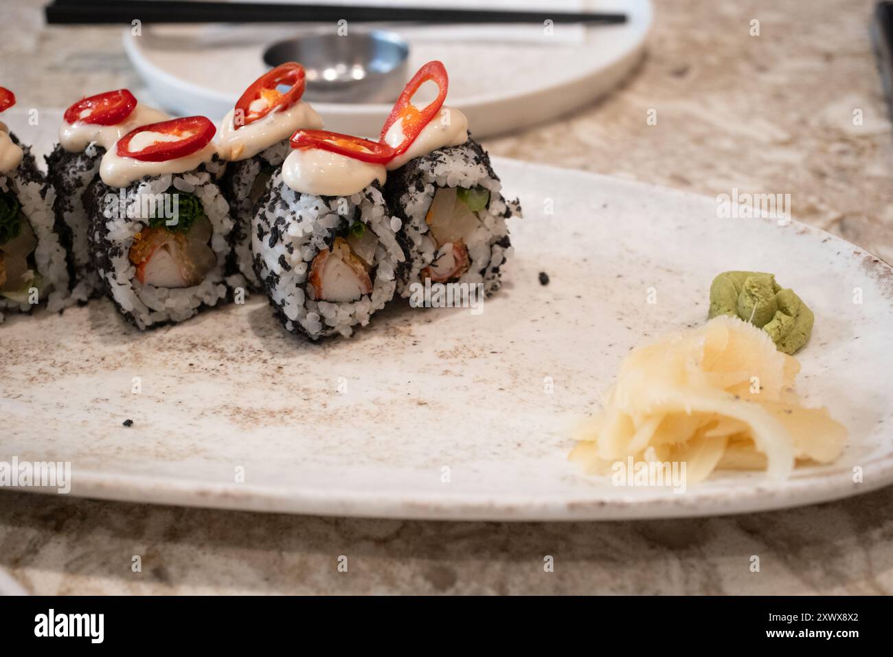 Trüffel-Sushi auf einem langen Teller im Restaurant aus nächster Nähe Stockfoto