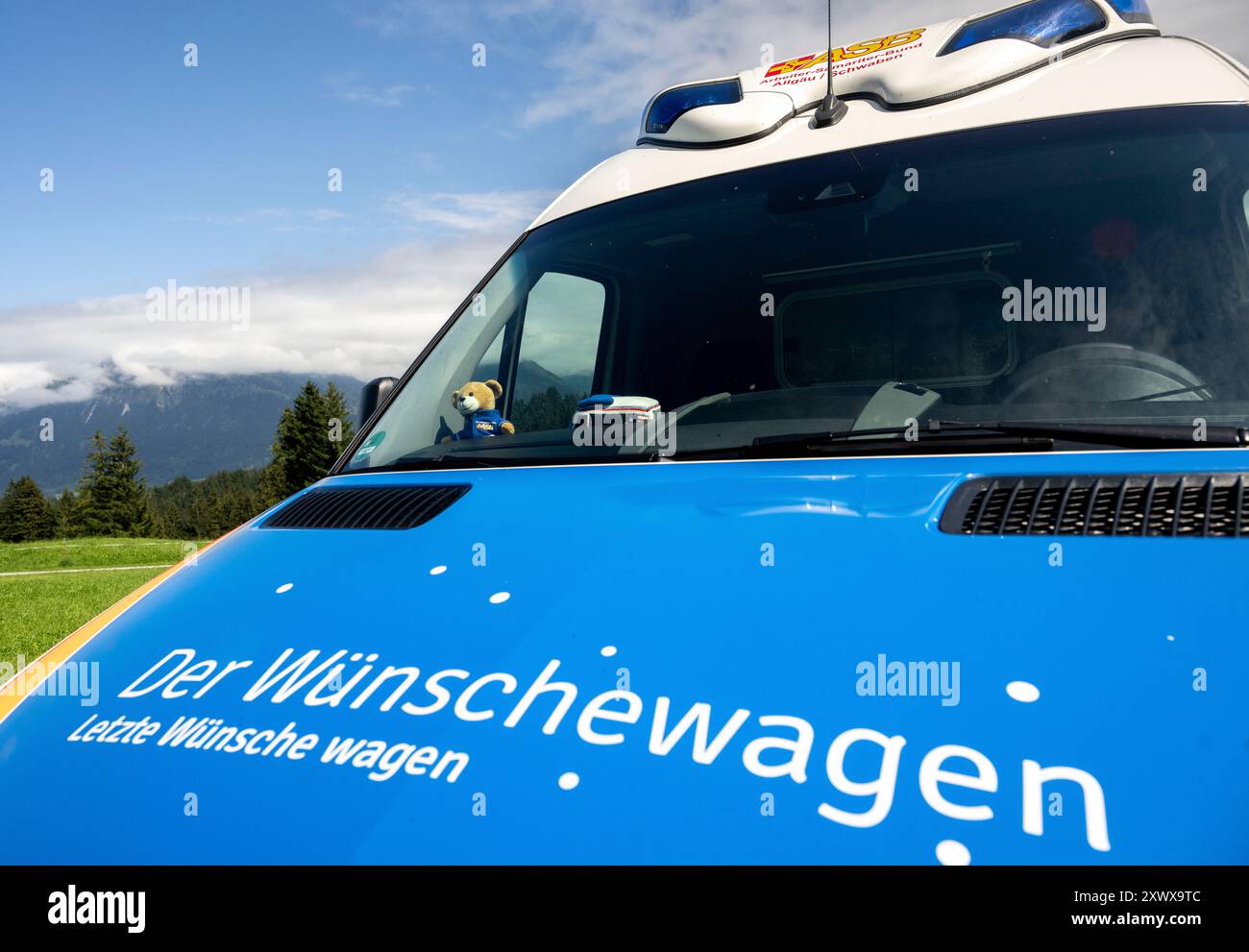 Oberstdorf, Deutschland. August 2024. Ein Krankenwagen des Arbeiter-Samariter-Bundes (ASB) steht auf der Alpe Dornach. Unter dem Motto „Dare to make Last wishes“ transportiert das ASB Patienten, die sich einer Behandlung unterziehen, an besondere Orte, um ihre letzten Wünsche zu erfüllen und besondere Erlebnisse zu ermöglichen. Quelle: Stefan Puchner/dpa/Alamy Live News Stockfoto