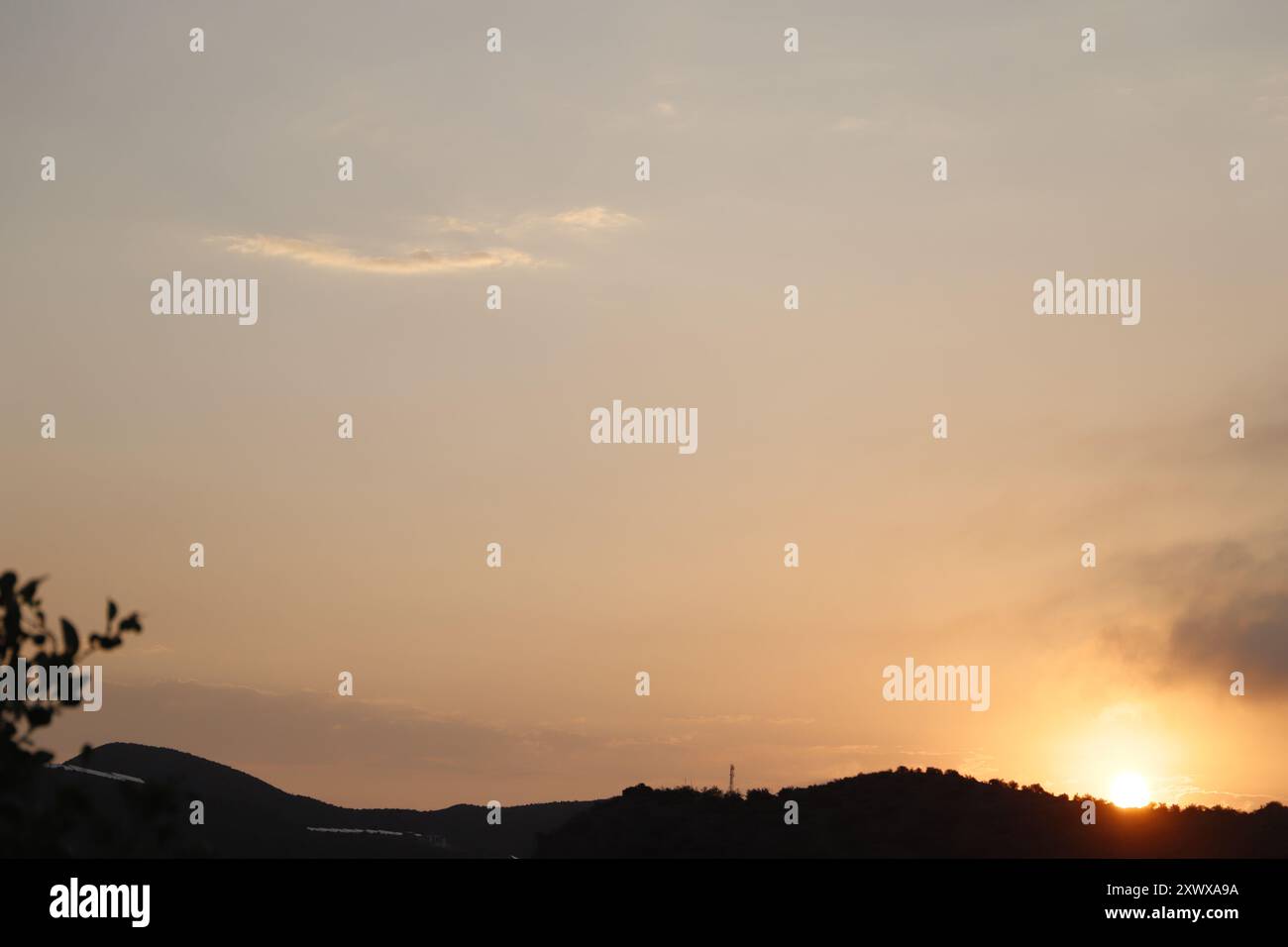 Farbenfroher Sonnenaufgang in den Bergen Spaniens Stockfoto