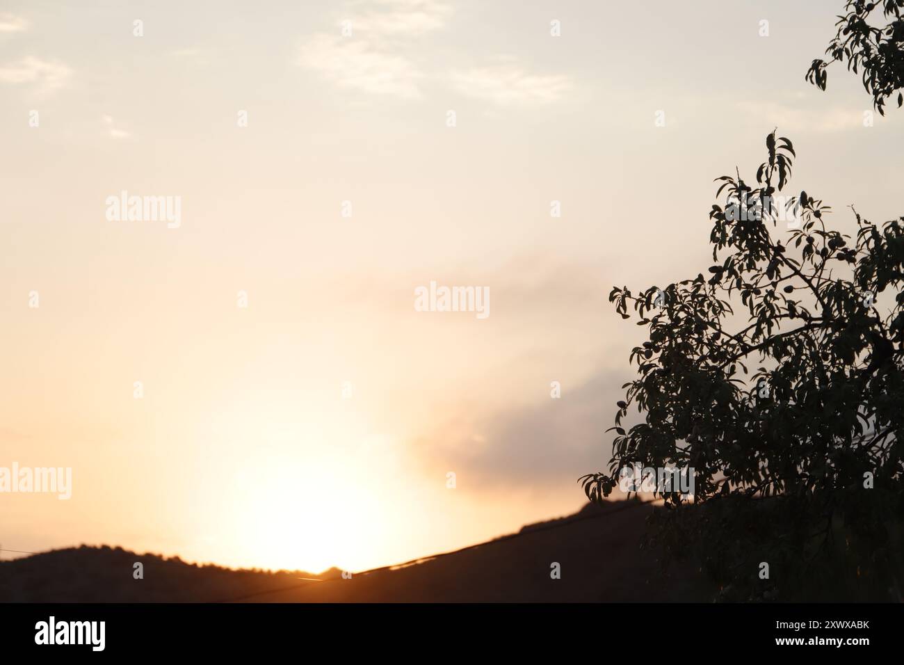 Farbenfroher Sonnenaufgang in den Bergen Spaniens Stockfoto