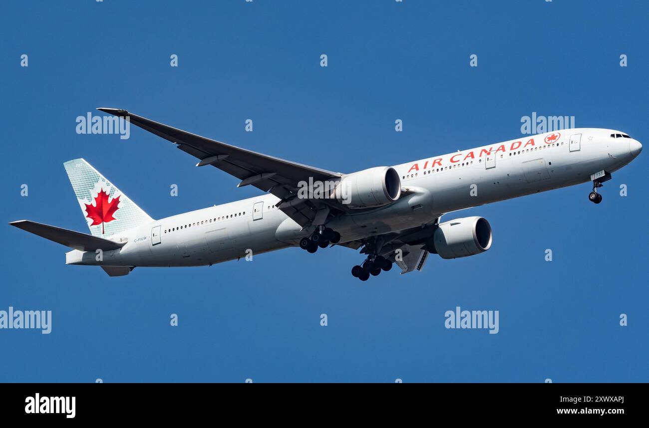 Air Canada Boeing 777-333(er) C-FIUW überfliegt Windsor Great Park vor der Landung am Flughafen Heathrow, 07.08.2024. Credit JTW Aviation Images / Alamy Stockfoto