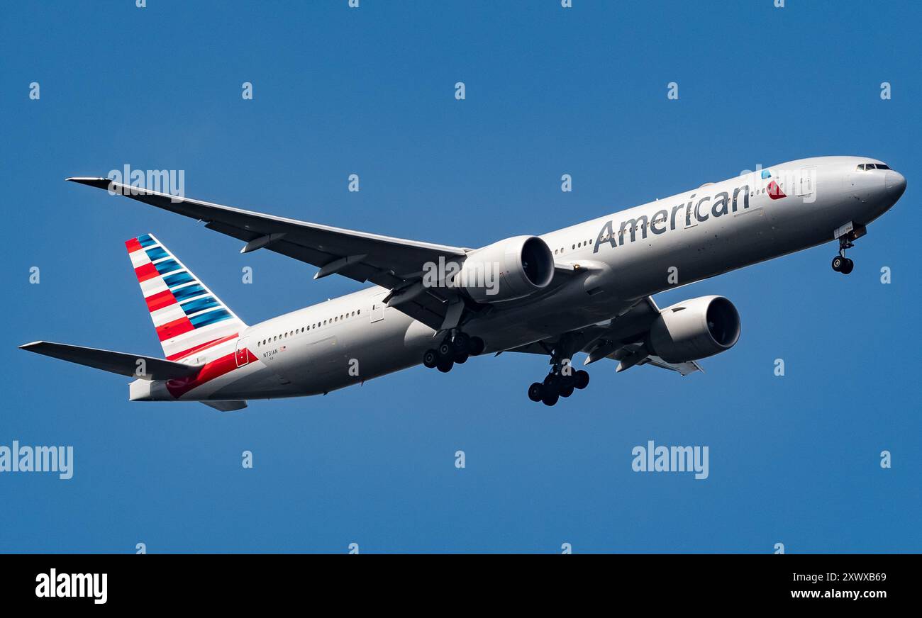 American Airlines Boeing 777-323(er) N731AN überfliegt Windsor Great Park vor der Landung am Flughafen Heathrow am 07.08.2024. Geben Sie JTW Aviation Bilder an. Stockfoto