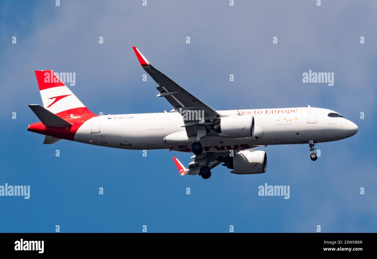 Der Austrian Airlines Airbus A320-271N OELZO überfliegt Windsor Great Park vor der Landung am Flughafen Heathrow, 07.08.2024. Geben Sie JTW Aviation Bilder an. Stockfoto