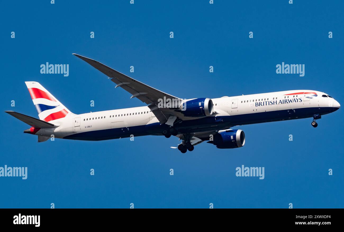 British Airways Boeing 787-10 Dreamliner G-ZBLC überfliegt Windsor Great Park vor der Landung in Heathrow, 07.08.2024. Geben Sie JTW Aviation Bilder an. Stockfoto