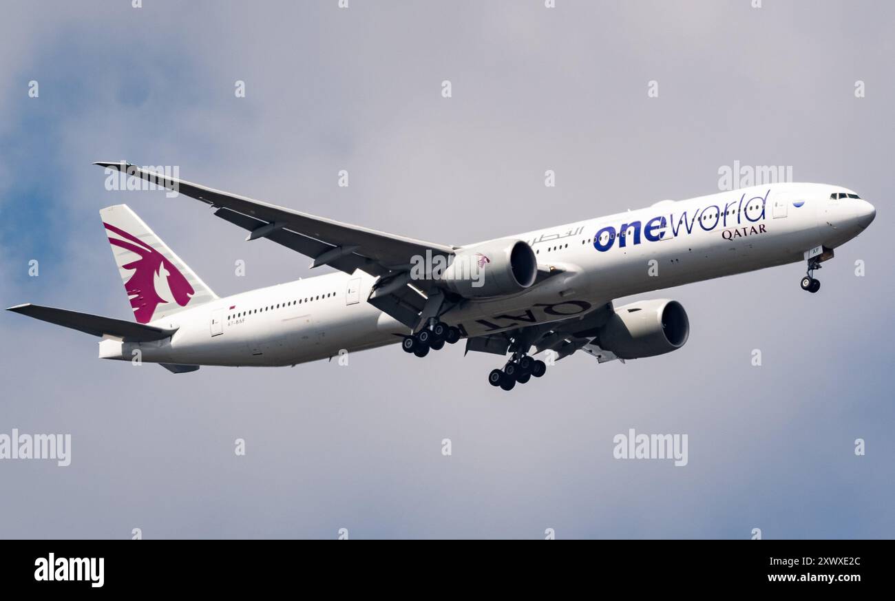 Qatar Airways Boeing 777-3DZER A7-BAF überfliegt Windsor Great Park vor der Landung am Flughafen Heathrow, 07.08.2024. Geben Sie JTW Aviation Bilder an. Stockfoto