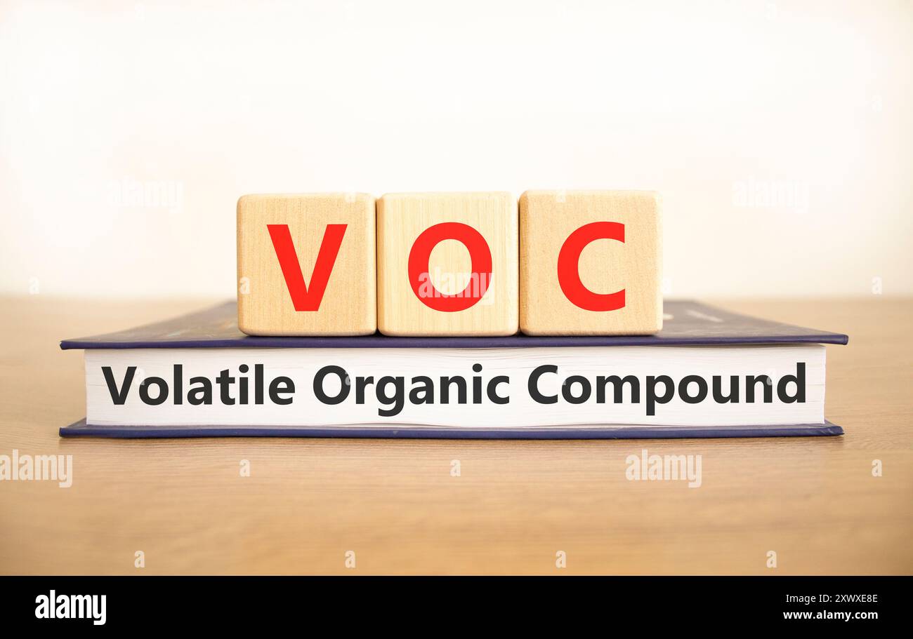 VOC-Symbol für flüchtige organische Verbindungen. Konzeptworte VOC flüchtige organische Verbindung auf schönen Holzblöcken. Schöner weißer Hintergrund. Geschäftliche VOC Stockfoto
