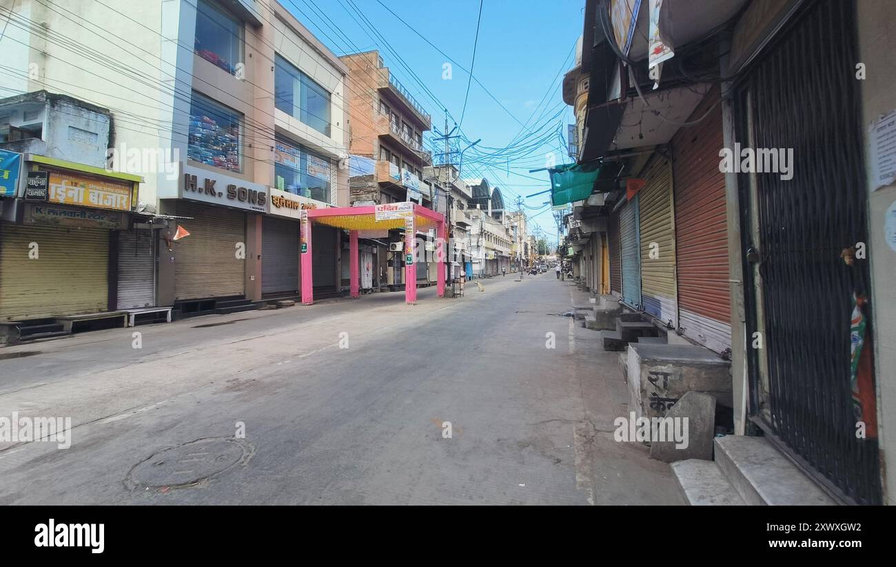 Beawar, Rajasthan, 21. August 2024: Verlassene Sicht auf einen geschlossenen Markt während Bharat Bandh gegen das Urteil des Obersten Gerichtshofs über Scheduled Castes (SC) und Scheduled Tribes (ST) Reservierungen in Beawar. Der Bharat Bandh am 21. August, der von Dalit- und Adivasi-Organisationen, einschließlich der National Confederation of Dalit and Adivasi Organizations (NACDAOR), benannt wurde, ist eine Reaktion auf ein kürzlich erlassenes Urteil des Obersten Gerichtshofs, das staaten erlaubt, Unterklassifizierungen innerhalb Scheduled Castes (SC) und Scheduled Tribes (ST) zu erstellen und ein Konzept der „creamy Layer“ umzusetzen. Quelle: Sumit Saraswat/Alamy Live News Stockfoto