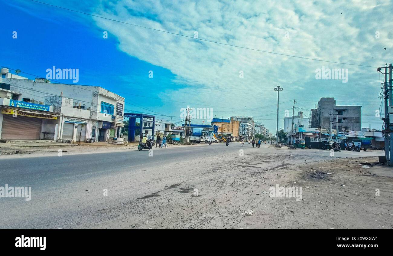 Beawar, Rajasthan, 21. August 2024: Verlassene Sicht auf einen geschlossenen Markt während Bharat Bandh gegen das Urteil des Obersten Gerichtshofs über Scheduled Castes (SC) und Scheduled Tribes (ST) Reservierungen in Beawar. Der Bharat Bandh am 21. August, der von Dalit- und Adivasi-Organisationen, einschließlich der National Confederation of Dalit and Adivasi Organizations (NACDAOR), benannt wurde, ist eine Reaktion auf ein kürzlich erlassenes Urteil des Obersten Gerichtshofs, das staaten erlaubt, Unterklassifizierungen innerhalb Scheduled Castes (SC) und Scheduled Tribes (ST) zu erstellen und ein Konzept der „creamy Layer“ umzusetzen. Quelle: Sumit Saraswat/Alamy Live News Stockfoto