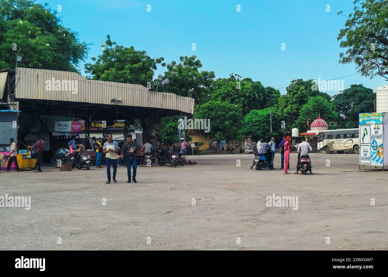 Beawar, Rajasthan, 21. August 2024: Passagiere warten während Bharat Bandh am Straßenbusstand gegen das Urteil des Obersten Gerichtshofs über Scheduled Castes (SC) und Scheduled Tribes (ST) Reservierungen in Beawar. Der Bharat Bandh am 21. August, der von Dalit- und Adivasi-Organisationen, einschließlich der National Confederation of Dalit and Adivasi Organizations (NACDAOR), benannt wurde, ist eine Reaktion auf ein kürzlich erlassenes Urteil des Obersten Gerichtshofs, das staaten erlaubt, Unterklassifizierungen innerhalb Scheduled Castes (SC) und Scheduled Tribes (ST) zu erstellen und ein Konzept der „creamy Layer“ umzusetzen. Quelle: Sumit Saraswat/Alamy Live News Stockfoto