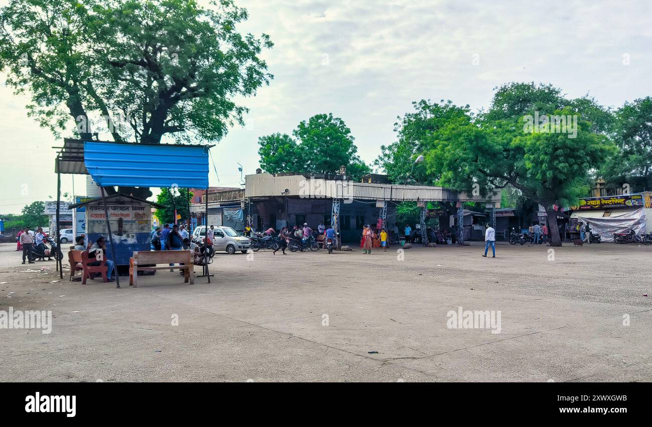 Beawar, Rajasthan, 21. August 2024: Passagiere warten während Bharat Bandh am Straßenbusstand gegen das Urteil des Obersten Gerichtshofs über Scheduled Castes (SC) und Scheduled Tribes (ST) Reservierungen in Beawar. Der Bharat Bandh am 21. August, der von Dalit- und Adivasi-Organisationen, einschließlich der National Confederation of Dalit and Adivasi Organizations (NACDAOR), benannt wurde, ist eine Reaktion auf ein kürzlich erlassenes Urteil des Obersten Gerichtshofs, das staaten erlaubt, Unterklassifizierungen innerhalb Scheduled Castes (SC) und Scheduled Tribes (ST) zu erstellen und ein Konzept der „creamy Layer“ umzusetzen. Quelle: Sumit Saraswat/Alamy Live News Stockfoto