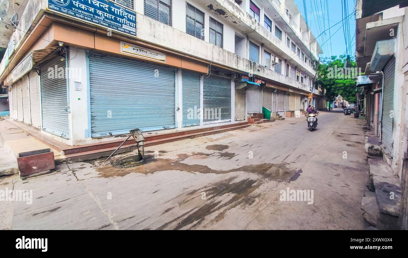 Beawar, Rajasthan, 21. August 2024: Verlassene Sicht auf einen geschlossenen Markt während Bharat Bandh gegen das Urteil des Obersten Gerichtshofs über Scheduled Castes (SC) und Scheduled Tribes (ST) Reservierungen in Beawar. Der Bharat Bandh am 21. August, der von Dalit- und Adivasi-Organisationen, einschließlich der National Confederation of Dalit and Adivasi Organizations (NACDAOR), benannt wurde, ist eine Reaktion auf ein kürzlich erlassenes Urteil des Obersten Gerichtshofs, das staaten erlaubt, Unterklassifizierungen innerhalb Scheduled Castes (SC) und Scheduled Tribes (ST) zu erstellen und ein Konzept der „creamy Layer“ umzusetzen. Quelle: Sumit Saraswat/Alamy Live News Stockfoto