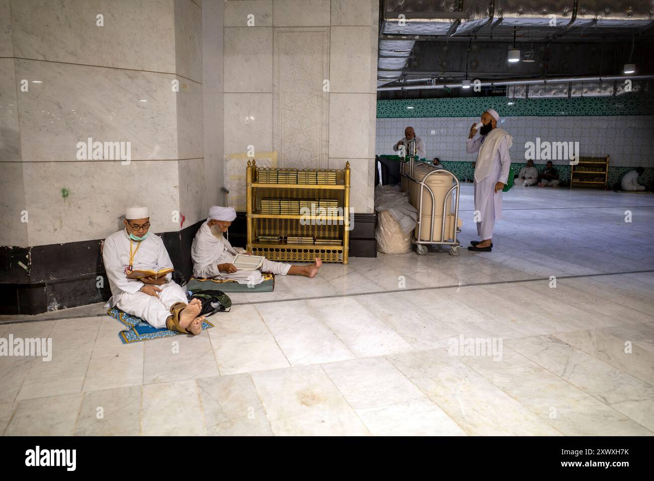 Mekka, Saudi-Arabien - 6. Juni 2024: Pilger der Hajj und Umrah sitzen in Masjidil Haram 2. Stock, große Moschee in Mekka. Hajj 2024. Stockfoto