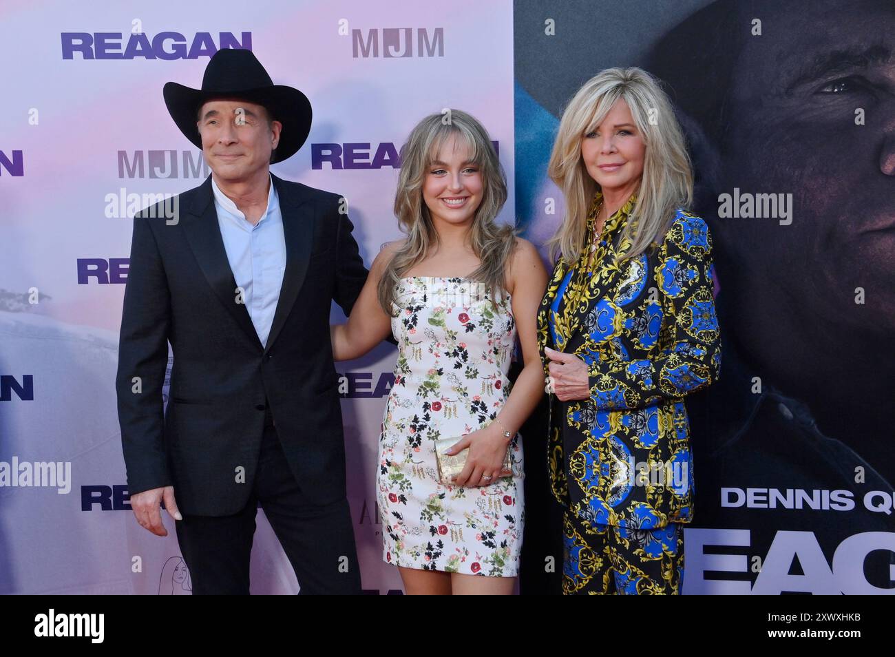 Los Angeles, USA, 20. August 2024. Der Musiker Clint Black, die Tochter Lily Pearl Black und die Frau Lisa Hartman Black (L-R) nehmen am Dienstag, den 20. August 2024, im TCL Chinese Theatre in der Hollywood-Sektion von Los Angeles an der Premiere des biographischen Dramas „Reagan“ Teil. Geschichte: Das Biopic handelt vom Leben von Ronald Reagan, dem 40. Präsidenten der Vereinigten Staaten, von seiner Kindheit bis zu seiner Zeit im Weißen Haus. Der Film wird aus der Perspektive von Viktor Ivanov erzählt, einem fiktiven ehemaligen KGB-Agenten, der Reagans Aufstieg an die Macht verfolgt. Vor dem Hintergrund des Kalten Krieges erforscht der Film Reagans Gegensätze Stockfoto