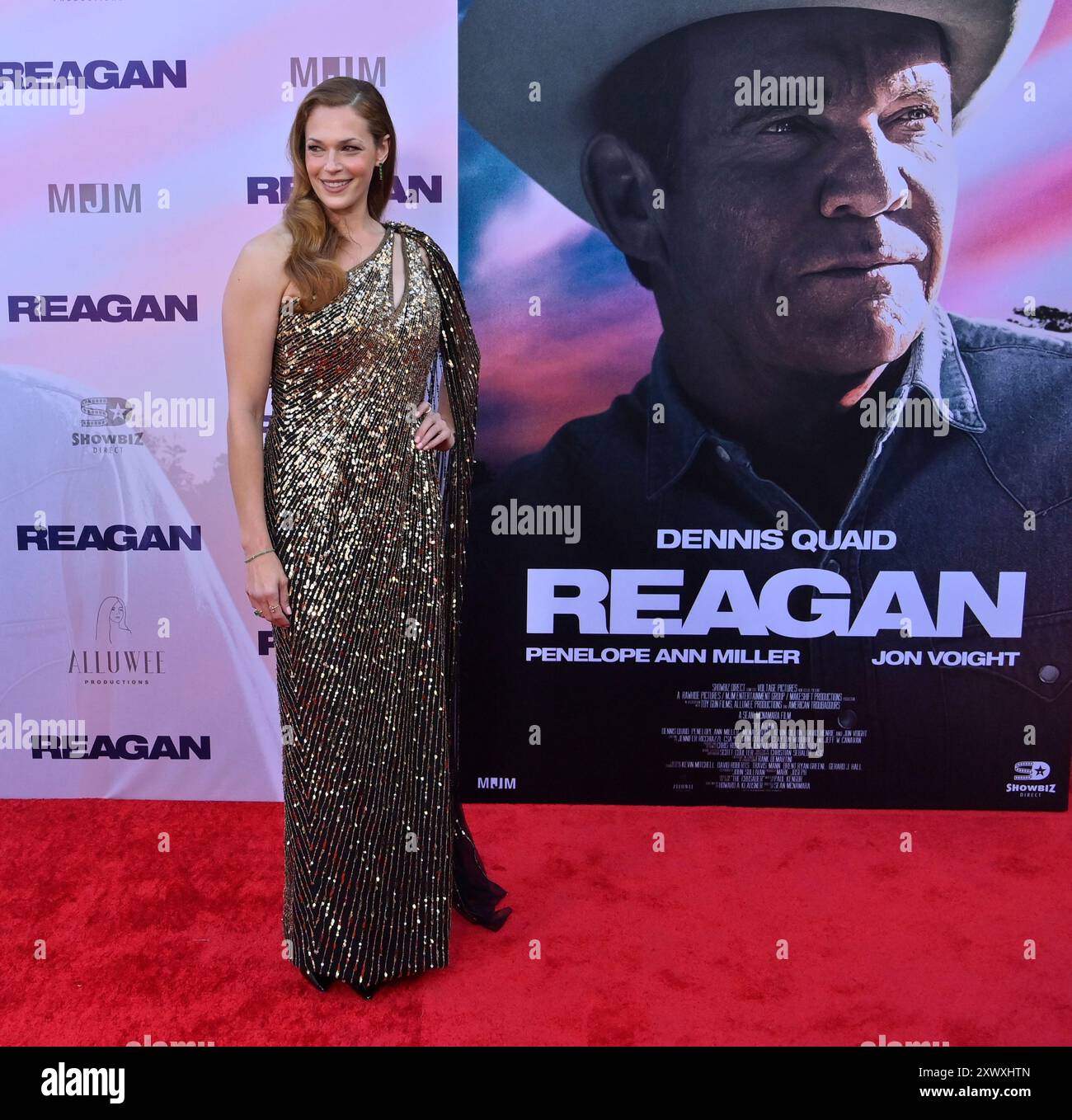 Los Angeles, USA, 20. August 2024. Der Musiker Clint Black, die Tochter Lily Pearl Black und die Frau Lisa Hartman Black (L-R) nehmen am Dienstag, den 20. August 2024, im TCL Chinese Theatre in der Hollywood-Sektion von Los Angeles an der Premiere des biographischen Dramas „Reagan“ Teil. Geschichte: Das Biopic handelt vom Leben von Ronald Reagan, dem 40. Präsidenten der Vereinigten Staaten, von seiner Kindheit bis zu seiner Zeit im Weißen Haus. Der Film wird aus der Perspektive von Viktor Ivanov erzählt, einem fiktiven ehemaligen KGB-Agenten, der Reagans Aufstieg an die Macht verfolgt. Vor dem Hintergrund des Kalten Krieges erforscht der Film Reagans Gegensätze Stockfoto